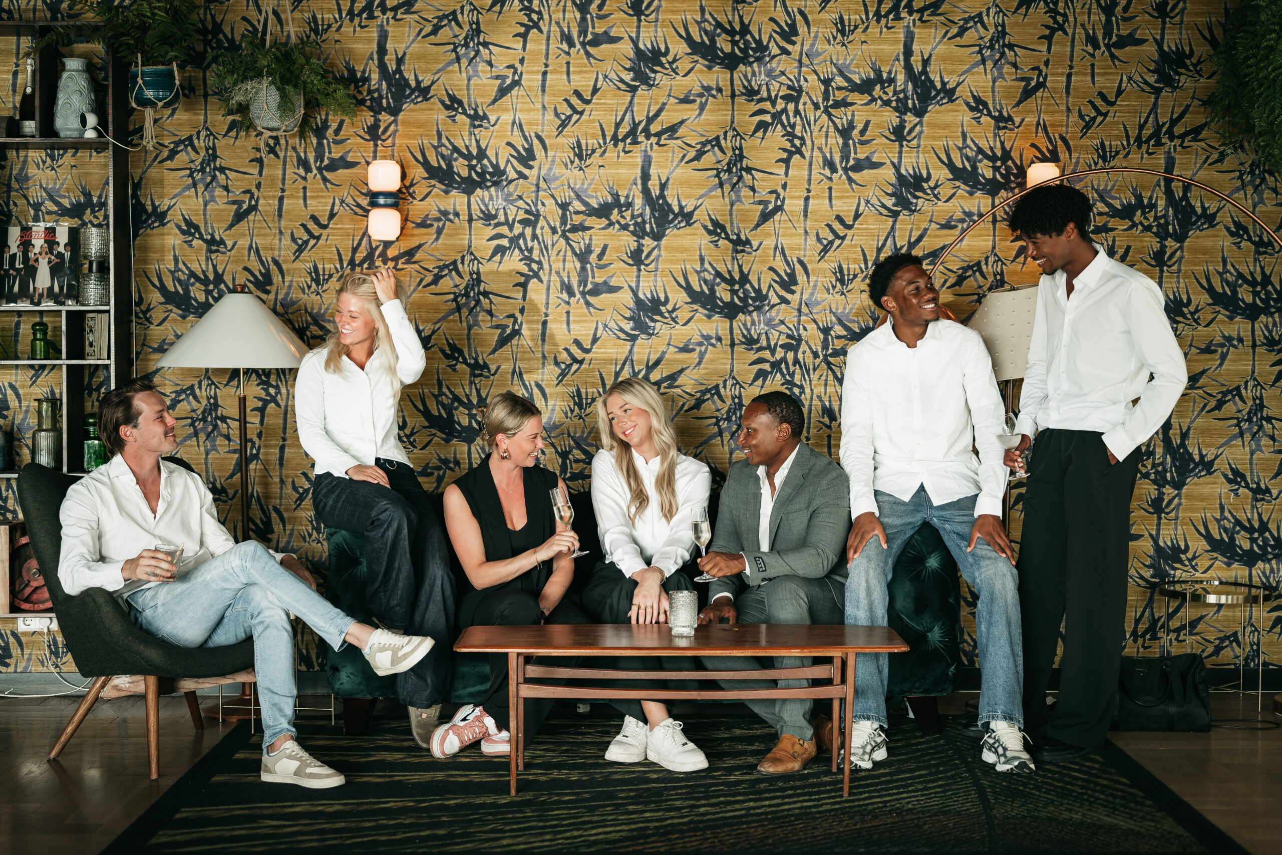 Team van Served With Passion B.V. tijdens een ontspannen moment in een stijlvolle horecalocatie. De foto straalt warmte, verbondenheid en professionaliteit uit — de kernwaarden Enthousiasme, Groei, Verantwoordelijkheid en Verbondenheid komen hier samen in beeld