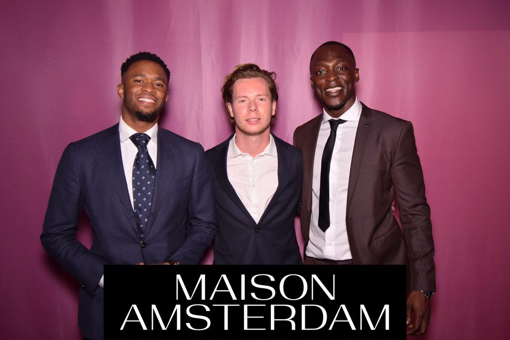 Drie representatieve professionals van Served With Passion en ’t Nieuwe Kafé Amsterdam poseren samen tijdens een zakelijk event in Maison Amsterdam. De foto straalt samenwerking, vertrouwen en high-end hospitality uit — precies waar Served With Passion voor staat: professionele dienstverlening, persoonlijke benadering en duurzame relaties binnen de Nederlandse horecasector.