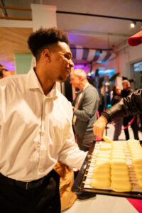 Een gastheer biedt een dienblad aan met SWP-202 ijsjes tijdens een evenement.