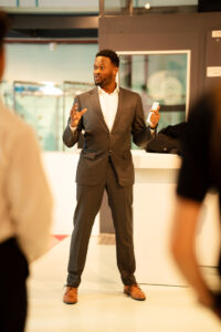 Man in pak geeft een presentatie tijdens evenement SWP-22.