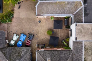 Luchtfoto van klassieke auto’s uit The Perridon Collection op een binnenplaats tijdens Wheels Marienwaerdt.