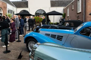 Bezoekers bewonderen klassieke auto's tijdens The Perridon Collection op Landgoed Mariënwaerdt.