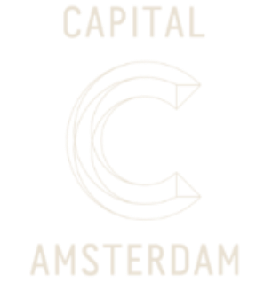 Licht logo van Capital C Amsterdam met een gestileerde letter C tussen de woorden "Capital" en "Amsterdam".