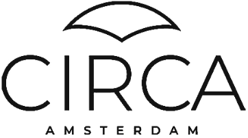 Logo van CIRCA Amsterdam met gestileerde halve cirkel boven de merknaam.