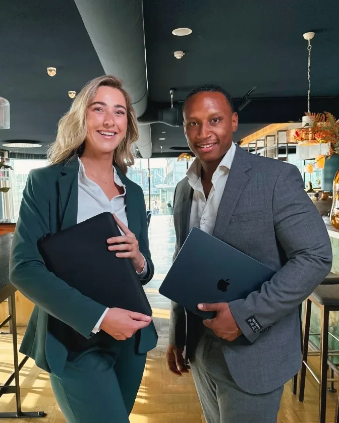 Twee hospitality professionals van Served With Passion vertegenwoordigen het team van supervisors en managers. De foto straalt leiderschap, professionaliteit en gastvrijheid uit binnen een high-end horecalocatie. Perfecte weergave van hoe Served With Passion managers inzet die teams aansturen met passie en kwaliteit.