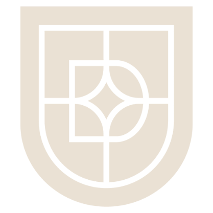 Gestileerd logo van Huyze Drost in de vorm van een schild met geometrische lijnen en een stervormig motief in het midden.