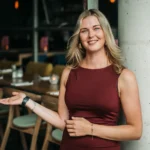 Een glimlachende hospitalitymedewerker van Served With Passion die in gesprek is met een sollicitant tijdens een kennismaking. De foto straalt warmte, professionaliteit en gastvrijheid uit — precies de waarden waar Served With Passion voor staat.