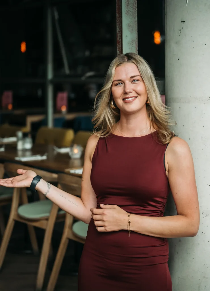 Een glimlachende hospitalitymedewerker van Served With Passion die in gesprek is met een sollicitant tijdens een kennismaking. De foto straalt warmte, professionaliteit en gastvrijheid uit — precies de waarden waar Served With Passion voor staat.