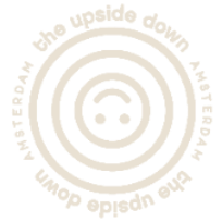 Licht logo van The Upside Down Amsterdam met een gestileerd gezicht en cirkels in het midden.