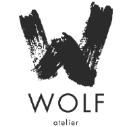 Logo van Wolf Atelier met een gestileerde zwarte letter W en de tekst "WOLF atelier" eronder.